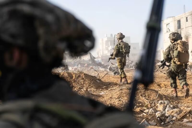 圖為在加薩執行任務的以色列士兵。（Israel Defense Forces/Handout via 路透社）