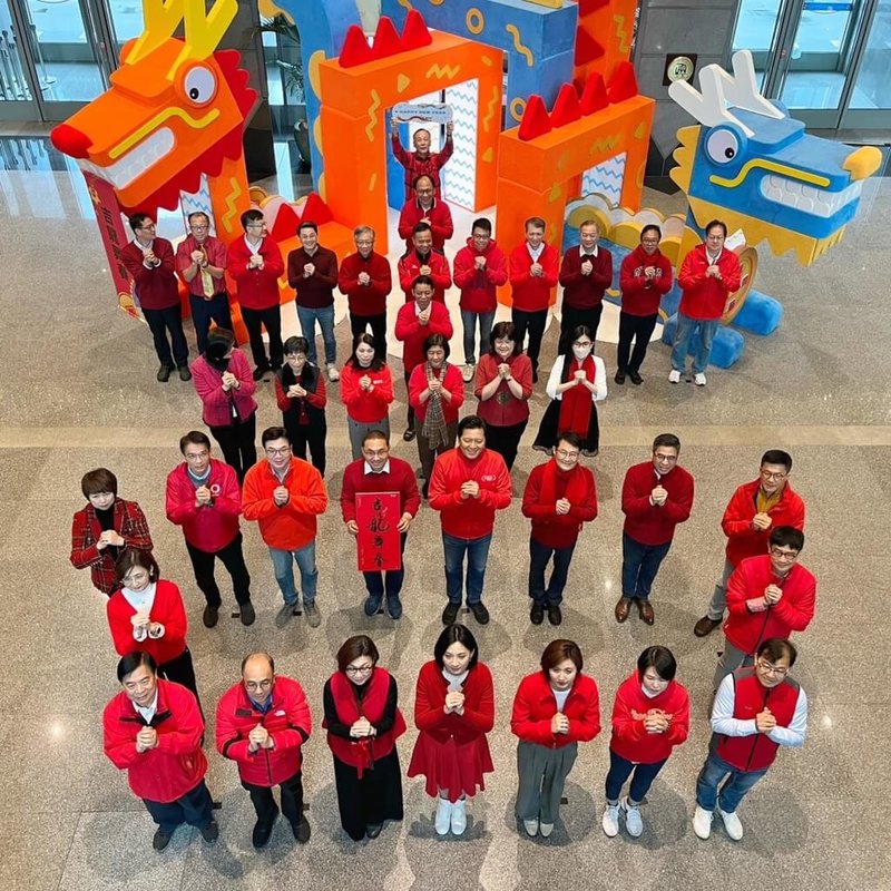 新北市政府8日發布賀歲影音向市民提早拜年,市長侯友宜(3排左4)率一級機關首長,在市府一樓大廳的龍年裝置藝術前排「吉」字,呼應市府春聯「吉龍舞春」主題。(新北市府新聞局提供)中央社記者黃旭昇新北市傳真 113年2月8日