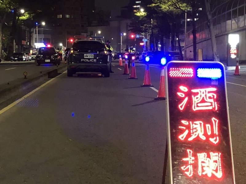 農曆春節連假到來，為遏止酒駕並宣示酒駕零容忍，高雄市警局加強取締酒駕，7日至8日清晨6時許共取締26件，展現執法決心。（高雄市警察局交通警察大隊提供）中央社記者蔡孟妤傳真 113年2月8日