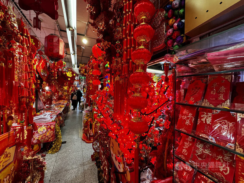 上海城隍廟附近的福佑門小商品市場，店家擺滿了各種與農曆新年有關的商品，緊抓農曆年商機，整個市場顯得喜氣洋洋，充滿過年氣氛。中央社記者吳柏緯上海攝 113年2月8日