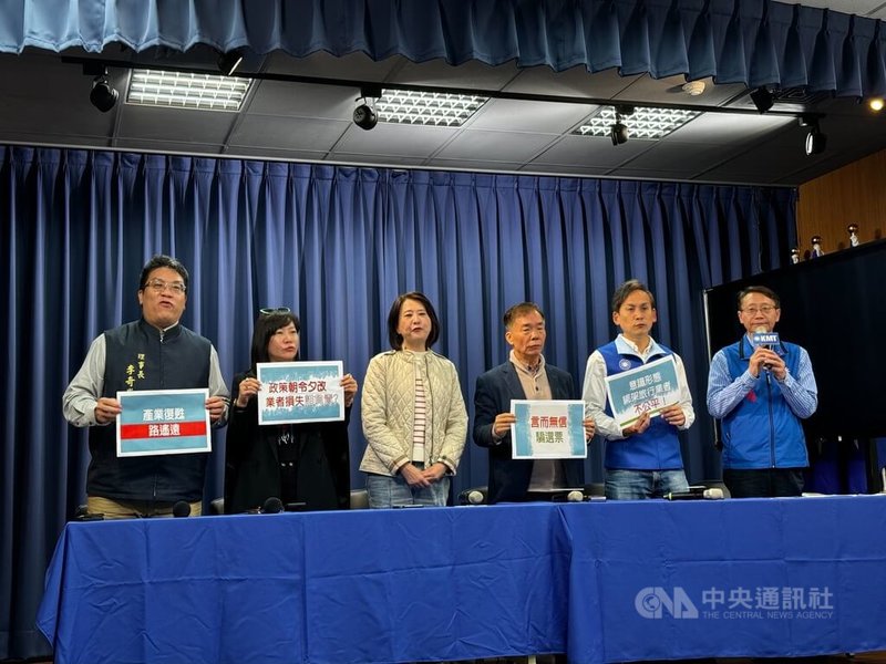 國民黨立委王鴻薇(中)、葉元之(右2)8日與國內旅行業團體召開記者會,批評政府朝令夕改,言而無信,要求交通部立刻收回停止招攬前往中國旅行團的命令。中央社記者王承中攝 113年2月8日