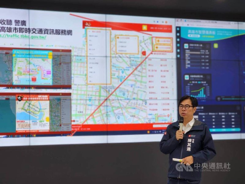 關心春節連假交通流量，高雄市長陳其邁8日前往交通局智慧運輸中心視察交通監控狀況，並感謝值勤人員堅守崗位。中央社記者蔡孟妤攝  113年2月8日