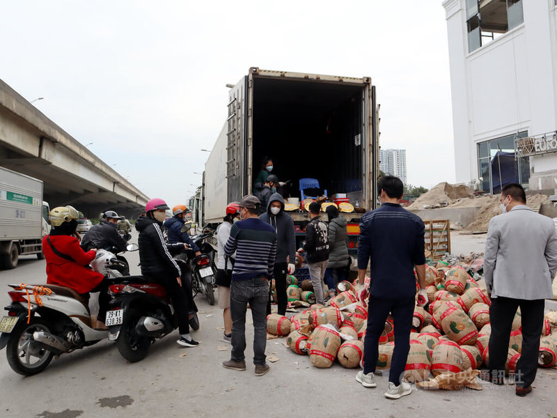 越南運輸系統量能不足，近來不斷希望增加與完善鐵公路的連結性，以利將更多農產品銷往中國。圖為2022年COVID-19疫情期間，因中國「清零」政策卡關的越南波羅蜜在河內市大馬路上拋售。攝於2022年1月11日中央社記者陳家倫河內攝  113年2月8日