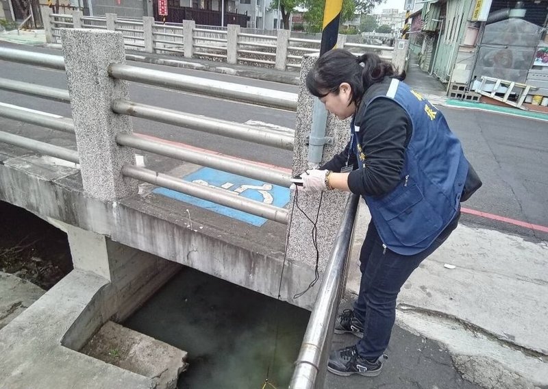 新北市環保局8日表示，據報樹林區新興橋下疑遭污染，稽查員前往採集水樣檢測（圖），循線發現某工廠排放清洗機台廢水造成復村圳污染，依違反水污染防治法告發，最重可裁罰新台幣300萬元。（新北市府環保局提供）中央社記者黃旭昇新北市傳真  113年2月8日