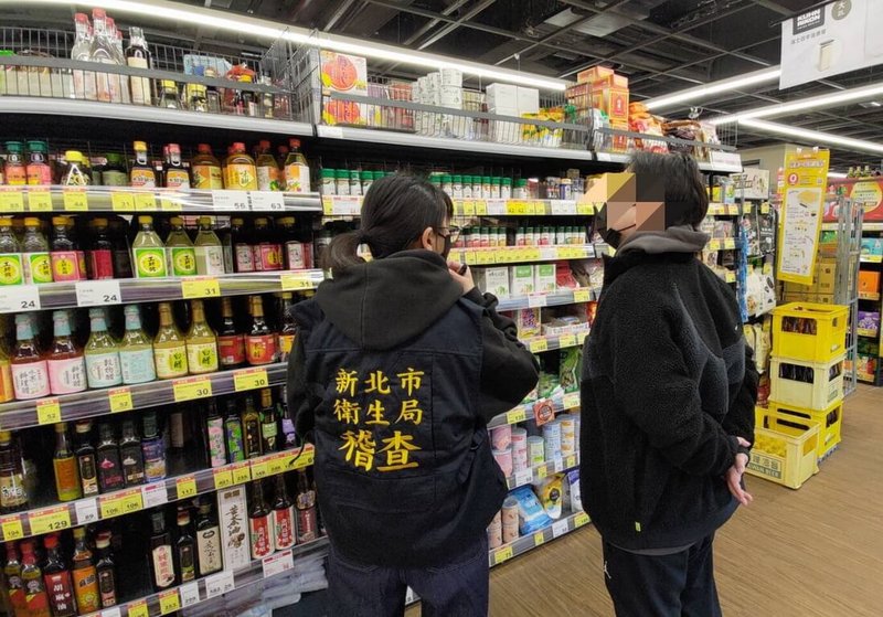 某公司製售的辣椒粉產品驗出致癌物蘇丹色素3號(俗稱蘇丹紅),新北市衛生局8日表示,兩天來累計查核20家超市,確認都已下架。(新北衛生局提供)中央社記者黃旭昇新北市傳真 113年2月8日
