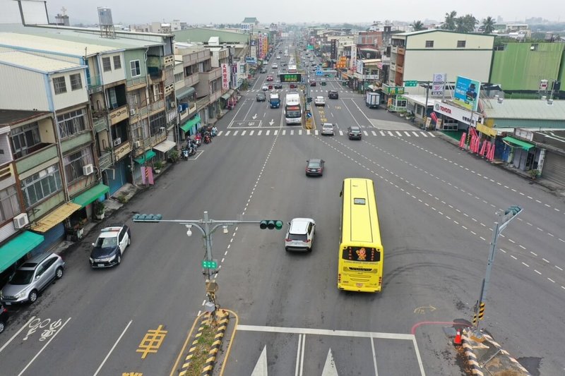 春節連假首日，返鄉民眾及出遊人潮多，屏鵝公路車流量大，警方結合南區養護工程分局出動空拍機監控車流，必要時將採取各項交通疏導措施，並呼籲民眾行經車多路段不要違規。（枋寮警分局提供）中央社記者李卉婷傳真  113年2月8日