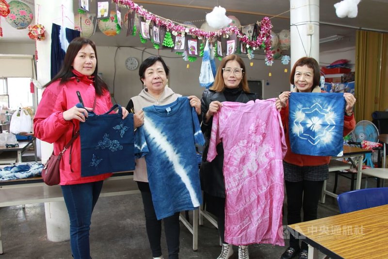 921大地震時台中東勢受災嚴重,一群當地人見災後婦女需要一技之長,成立「細手物染」工作室推出服飾,也照顧許多在地新住民。中央社記者蘇木春攝 113年2月8日