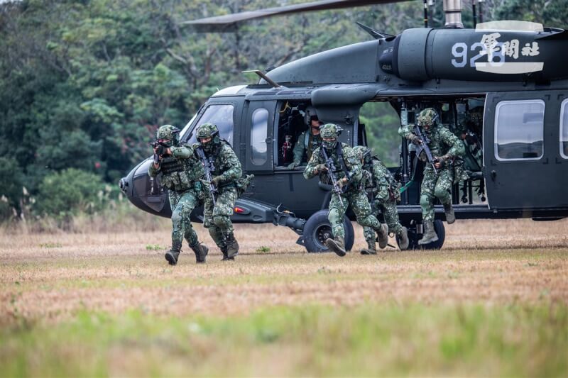 特戰部隊與陸航UH-60M黑鷹直升機實施「陸空聯訓」，進行機動抵達目標及機降演練。（軍聞社提供）中央社記者王承中傳真 113年2月8日