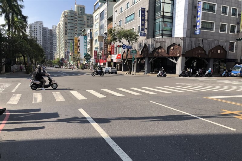 圖為台南市機車直接左轉試辦路段東區崇學路。（台南市政府交通局提供）