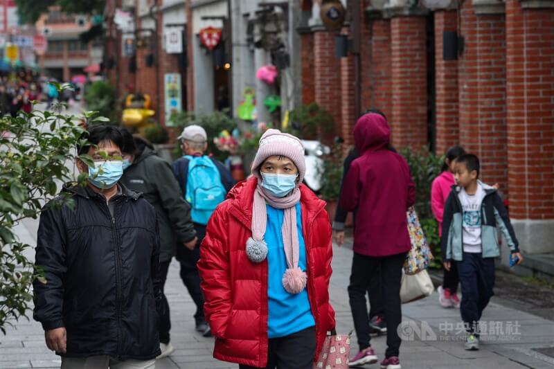 圖為民眾穿著保暖在新北三峽老街逛街。中央社記者吳家昇攝 113年2月8日