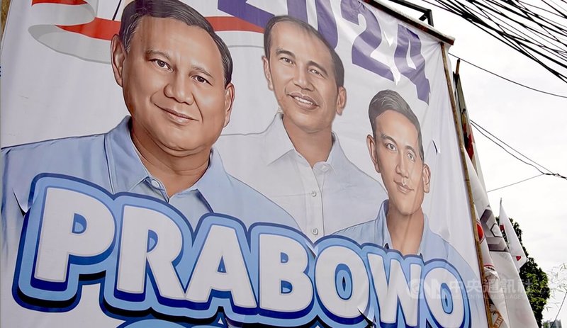 印尼總統候選人普拉伯沃（Prabowo Subianto，左）與副手、現任總統佐科威（Joko WIdodo，中）的兒子吉伯朗（Gibran Rakabuming Raka，右）在雅加達街頭的競選海報。中央社記者李宗憲雅加達攝 113年2月8日