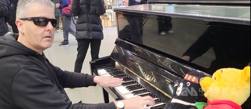 英國鋼琴家卡瓦納7日接受中央社專訪，並以「鋼琴門」事件中的倫敦聖潘克拉斯車站鋼琴為台灣即興演奏，表達對自由台灣的支持。中央社記者陳韻聿倫敦攝 113年2月8日