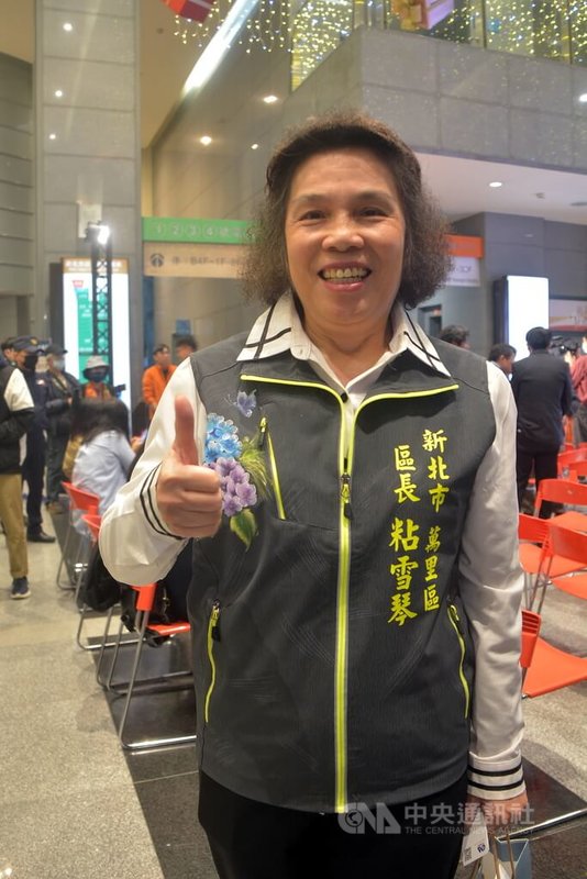 民國113年1月退休的前新北市萬里區長粘雪琴表示,粘姓為中國東北女真人後裔姓氏,現在仍會祭拜一世祖完顏宗翰(女真名字為粘沒喝)。圖為粘雪琴112年12月19日出席記者會。中央社記者黃旭昇新北攝 113年2月8日