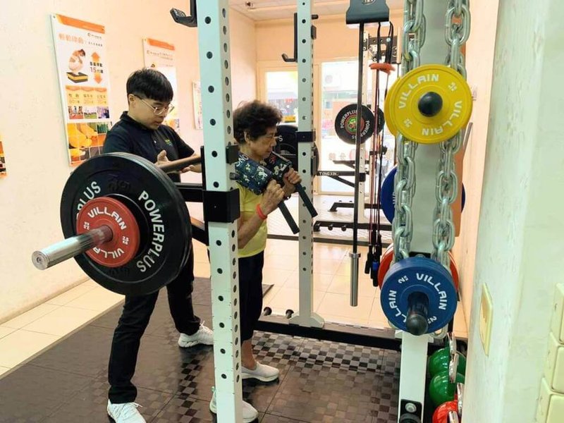 苗栗縣返鄉創業青年周君龍（左）與妹妹在苗栗市開設肌力訓練教室，鎖定中高齡族群開設個人化課程，協助正確對抗老化、提升體力。（周君龍提供）中央社記者管瑞平傳真 113年2月9日