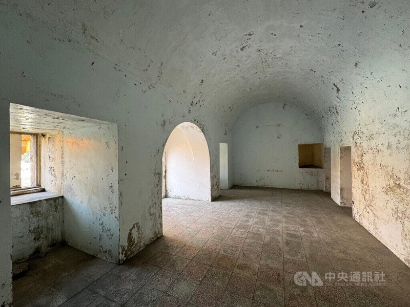 國定古蹟台南市巽方砲台內部空無一物,只有幾扇透光的孔洞,但現況保存良好。中央社記者張榮祥台南攝 113年2月9日