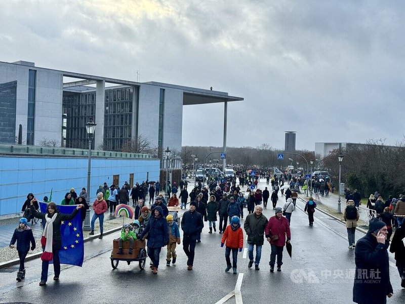 德國反對極右翼另類選擇黨(AfD)的全國抗議活動延燒,3日集會主題為「我們是防火牆」,參與者年齡層廣泛,許多德國家庭帶著孩子及外籍移民參與抗爭。中央社記者林尚縈柏林攝 113年2月9日