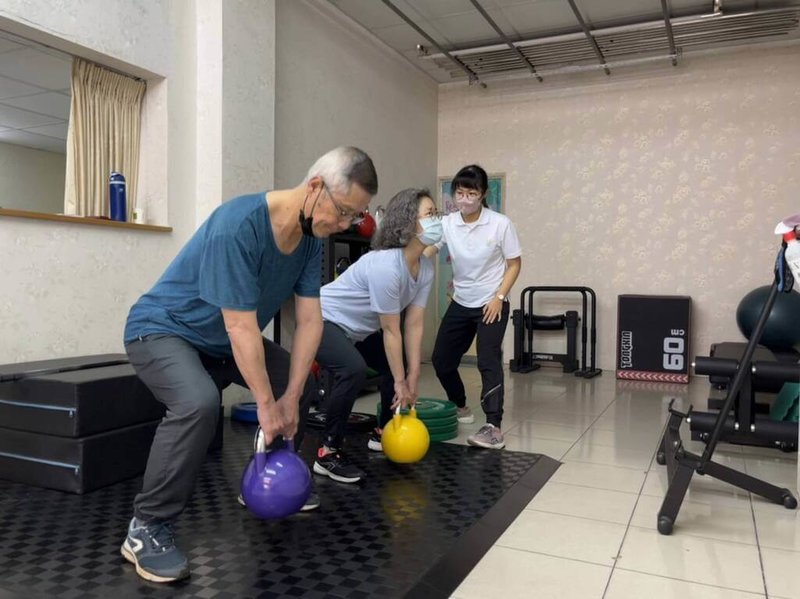 苗栗青年周君龍、周雅云（右）兄妹返鄉創業，在人口逐年老化的客家庄，利用母親過去承租的洗衣店店面改造成健身教室，推廣中高齡肌力體能訓練，獲選苗栗縣第2屆青年創新店家優等獎。圖為周雅云指導學員。（周君龍提供）中央社記者管瑞平傳真 113年2月9日