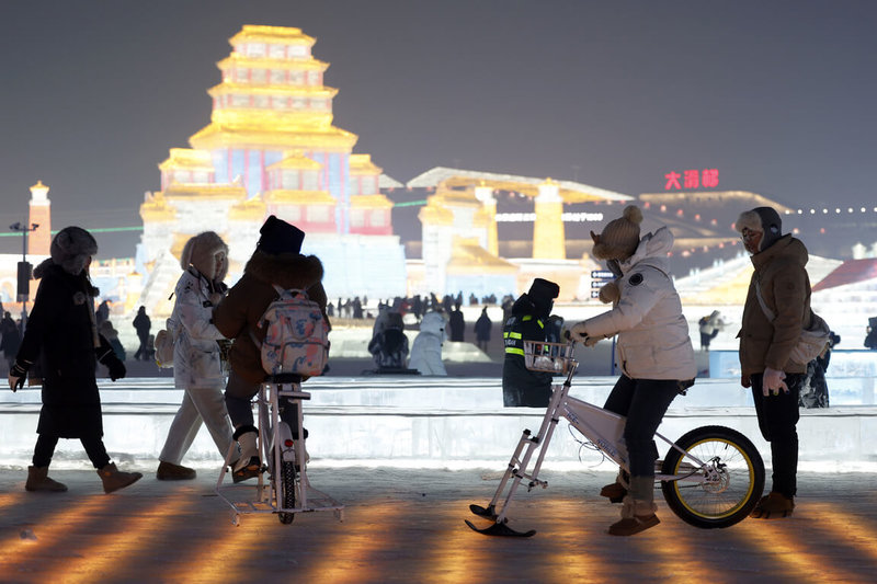 今年春節假期，中國東北冰雪旅遊繼續火紅，哈爾濱成為網紅城市。圖為1月底，遊客在哈爾濱冰雪大世界體驗冰上自行車。（中新社提供）中央社  113年2月9日