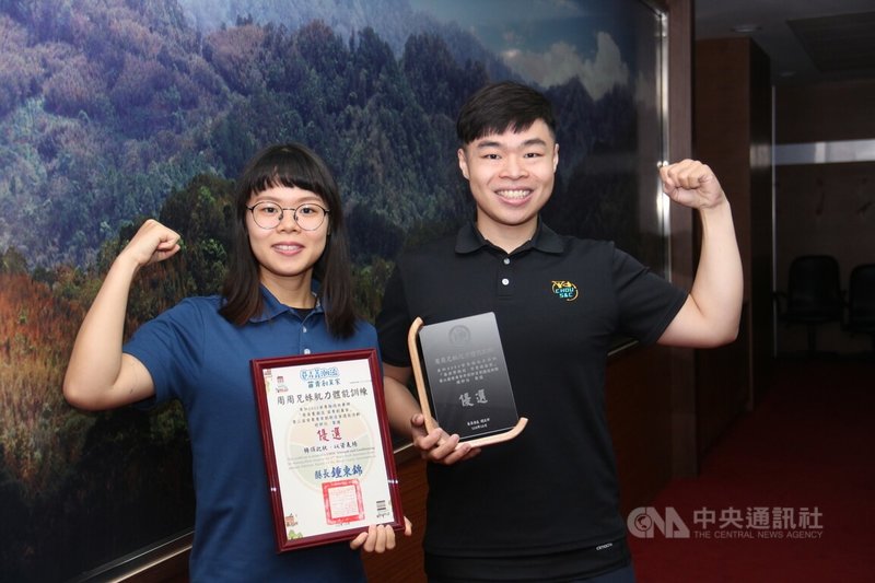 健康意識抬頭，各地健身運動場館興起，苗栗返鄉青年周君龍（右）、周雅云（左）兄妹齊心創業，針對中高年齡族群推廣肌力體能訓練，獲選苗栗縣第2屆青年創新店家優等獎。中央社記者管瑞平攝 113年2月9日