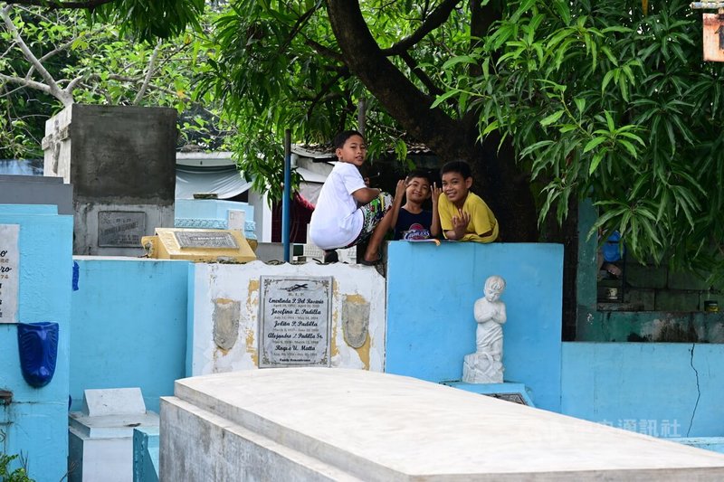 馬尼拉北部公墓是馬尼拉最大、最古老的公墓之一，石棺間也成為孩童的遊樂場。中央社特約記者Edward Bungubung攝 113年2月9日