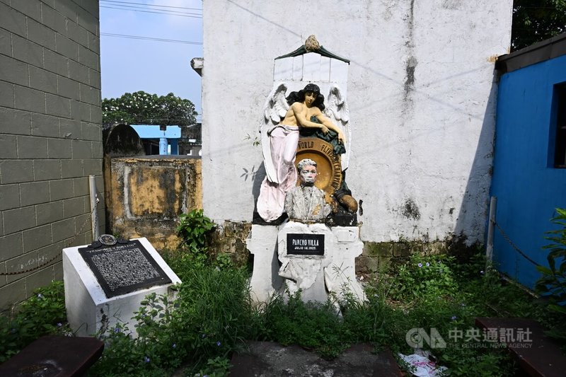 馬尼拉北部公墓是馬尼拉最大、最古老的公墓之一,也是1923年奪得拳擊世界蠅量級冠軍的首位亞洲人潘丘比亞(Pancho Villa)永眠之地。中央社特約記者Edward Bungubung攝 113年2月9日
