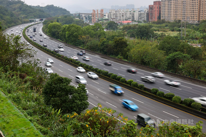 農曆除夕返鄉車流量大，交通部高速公路局9日建議南向用路人儘量下午出發，節省寶貴時間。圖為國道3號土城到三鶯路段車流順暢。中央社記者王騰毅攝　113年2月9日