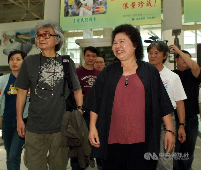 小澤征爾(前左)與維也納國家歌劇院成員到高雄演出,時任市長陳菊(前右)親往迎接。(中央社檔案照片)
