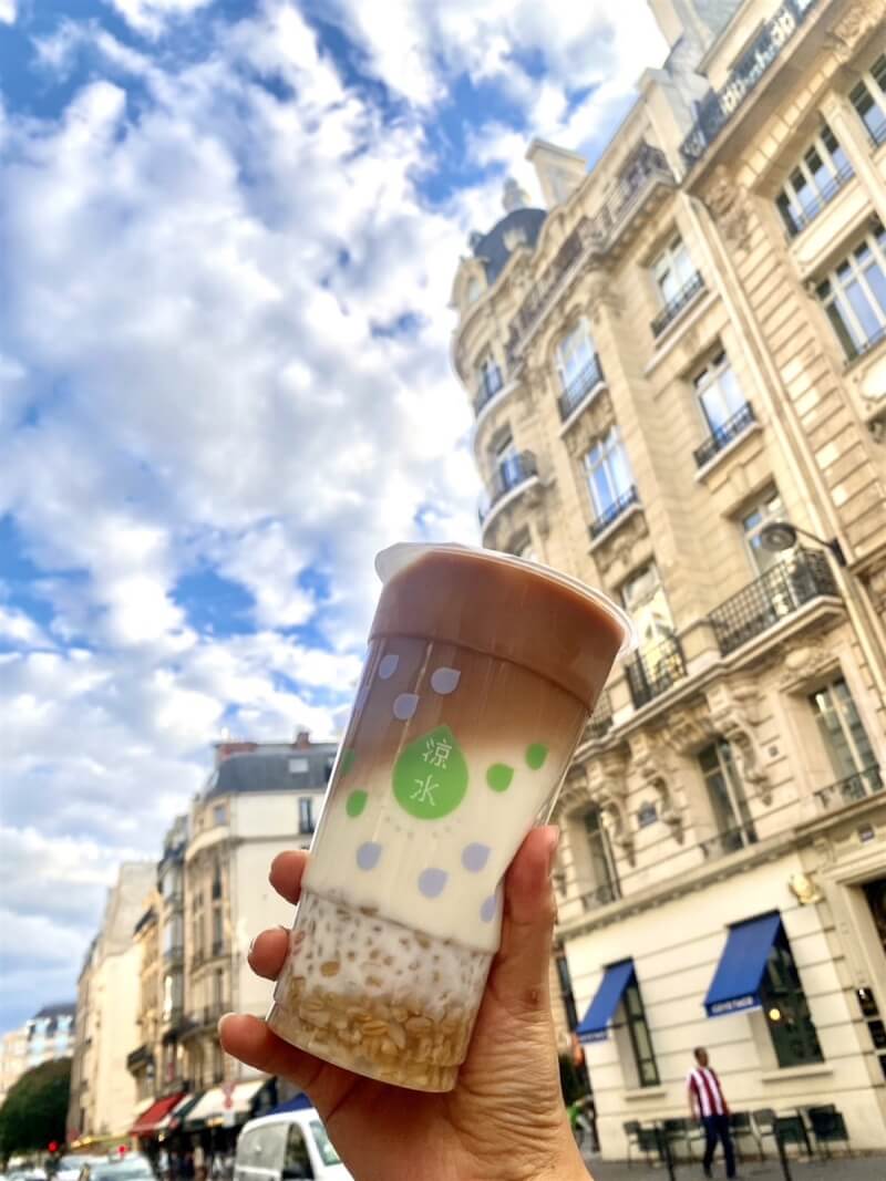 台灣女孩楊于慧和友人在巴黎開手搖飲店,讓法國友人也能品嚐台灣味,感受「舌尖上的台灣」。(楊于慧提供)中央社記者趙麗妍傳真 113年2月9日