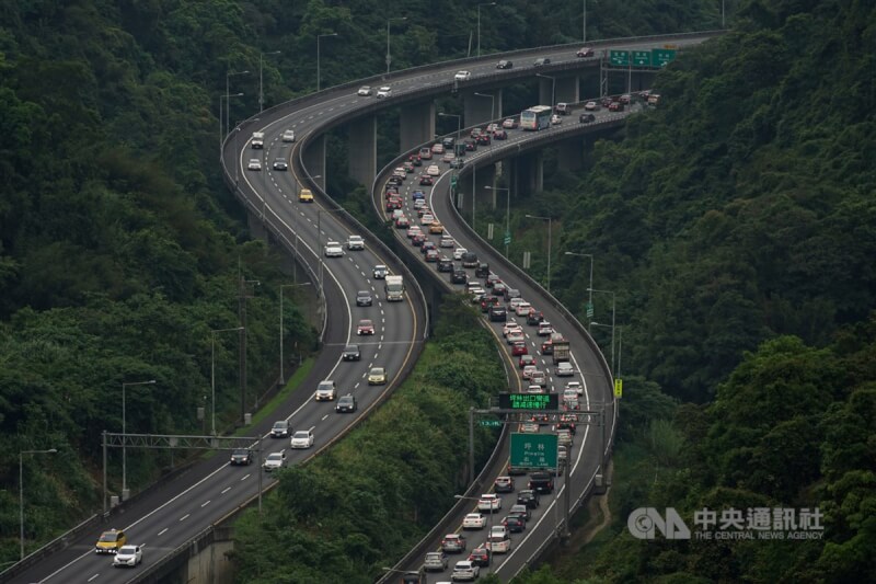 交通部高速公路局指出，9日除夕國道5路段易壅塞，其中包含國5南向南港系統-頭城。（中央社檔案照片）