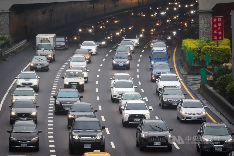 國道3號9日上午湧現春節除夕返鄉車潮，南下大溪路段車多壅塞，車輛大排長龍。中央社記者王騰毅攝 113年2月9日