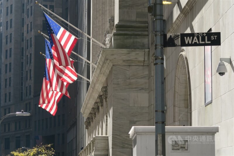 圖為華爾街路牌及紐約證券交易所。（中央社檔案照片）