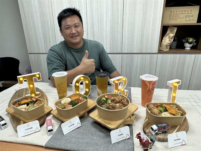 養雞戶第3代陳佑澈透過自有雞肉生產線優勢，延伸本業斜槓餐飲業，推出餐車料理，研發多種雞肉餐盒。中央社記者趙麗妍攝 113年2月9日