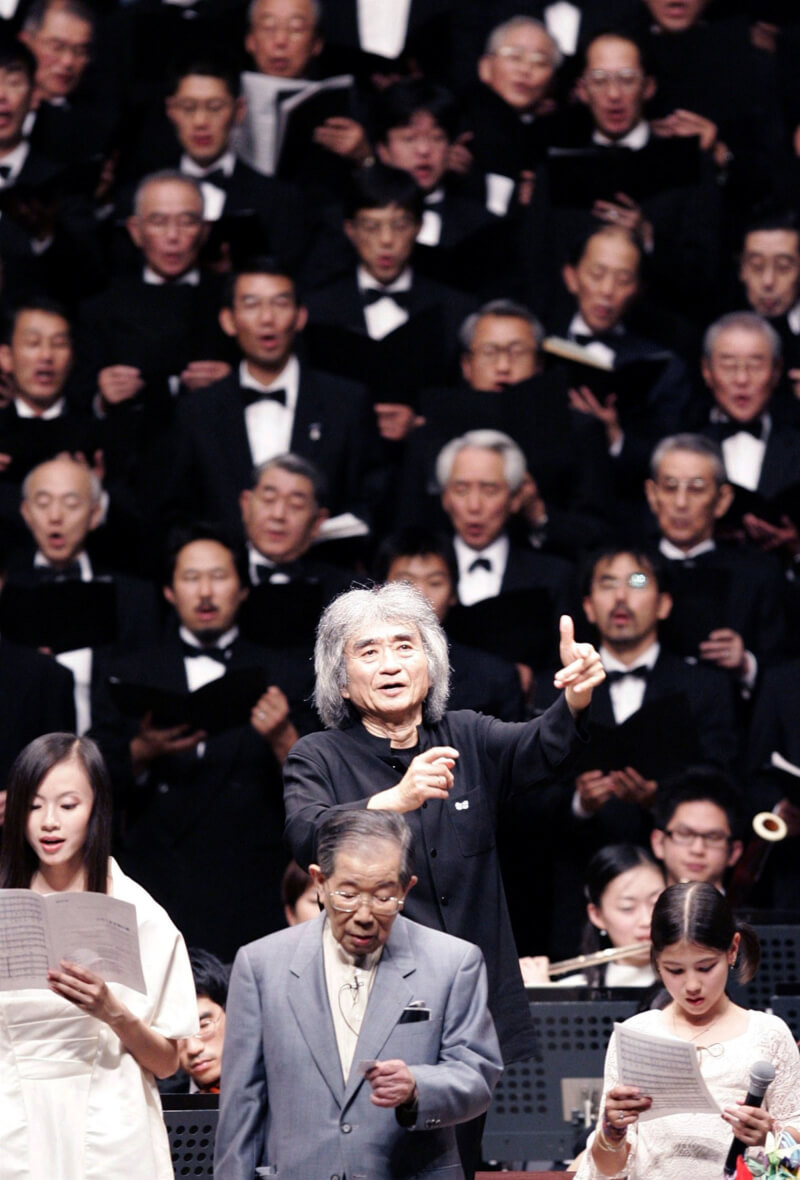 2005年10月廣島原爆60週年紀念音樂會，小澤在指揮合唱表演時轉向觀眾。（共同社）