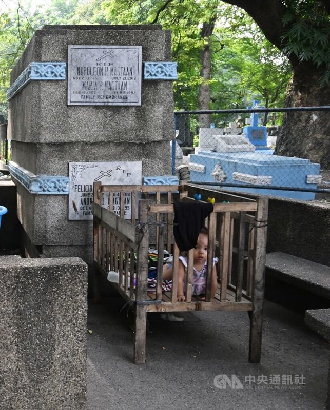 馬尼拉北部公墓有「墓地貧民窟」之稱,數千名居民在這裡出生長大。中央社特約記者Edward Bungubung攝 113年2月9日
