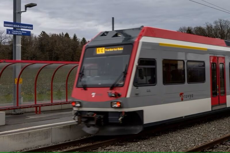 瑞士西部沃邦8日發生罕見列車乘客與列車長遭挾持事件。圖為其他列車行經警方上車強攻擊斃嫌犯的站點。（路透社）