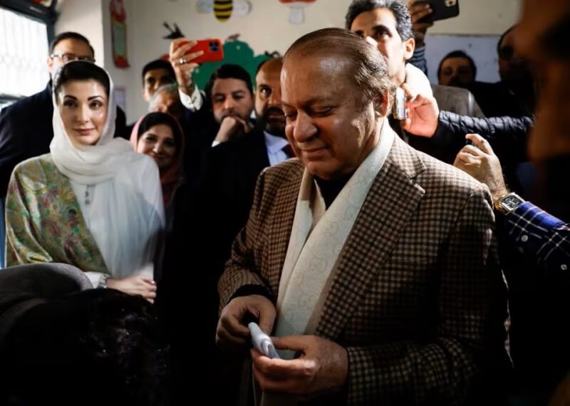 圖為巴基斯坦前總理夏立夫（前）8日投票。（路透社）
