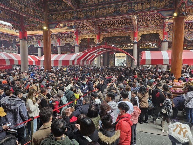 農曆大年初一，新北市竹林山觀音寺10日湧入不少前來上香祈福的民眾，總統蔡英文也到場發送龍年新春福袋，廟前廣場擠滿人潮。（民眾提供）中央社記者黃旭昇新北傳真  113年2月10日