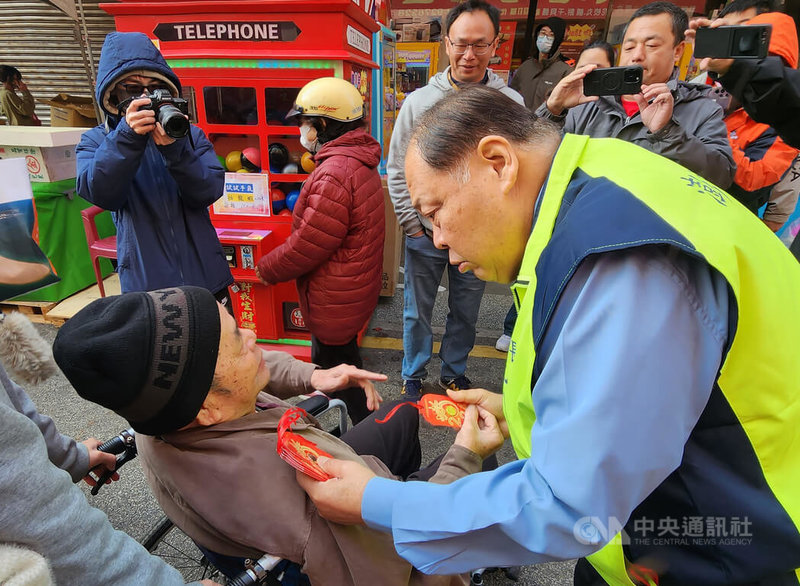 澎湖馬公城隍廟春節一條街市集10日登場,澎湖縣長陳光復(前右)發放龍年福袋給民眾,600個福袋很快就被索取一空。中央社 113年2月10日
