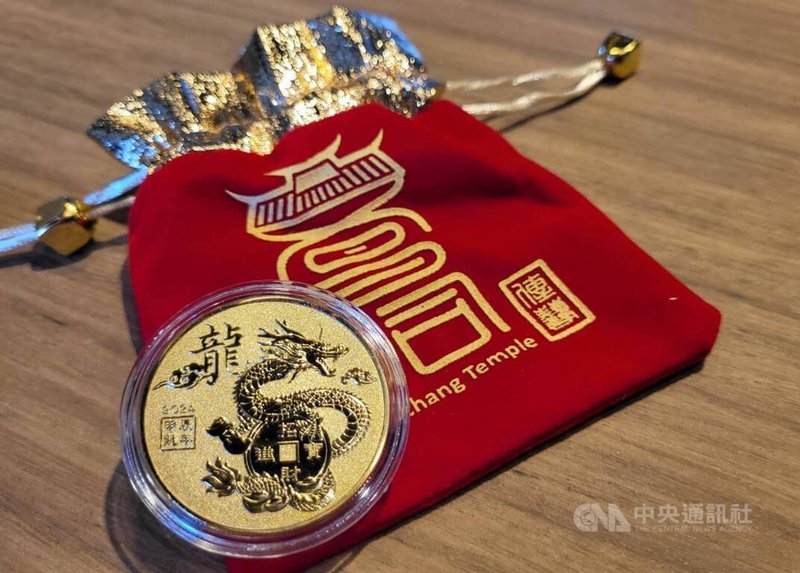 農曆春節到來,國立傳統藝術中心宜蘭傳藝園區大年初四至初五推出「擲筊求龍幣」活動,讓民眾祈求財運旺盛,新年荷包賺滿滿。中央社記者沈如峰宜蘭縣攝 113年2月10日