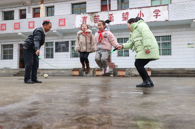 據陸媒報導，中國支援落後地區中小學教育（支教）的志願工作，許多已變質為旅遊與學歷鍍金的收費專案。圖為2023年2月，位於貴州深山內的彝族苗族鄉豐坪村豐坪小學。（中新社提供）中央社  113年2月10日