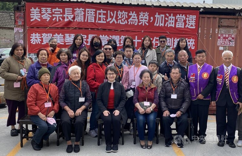 民進黨副總統當選人蕭美琴（前排中）10日到彰化縣和美鎮發放新春福袋，並與在地蕭厝庄百名親友合影留念。中央社記者蕭博陽彰化縣攝  113年2月10日