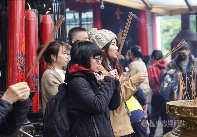 農曆大年初一，許多民眾10日前往台北市覺修宮參拜祈福，盼新的一年平安順利。中央社記者謝佳璋攝　113年2月10日