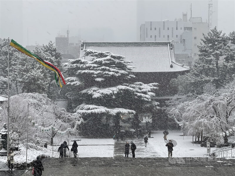 圖為2022年東京增上寺下雪景色。（中央社檔案照片）
