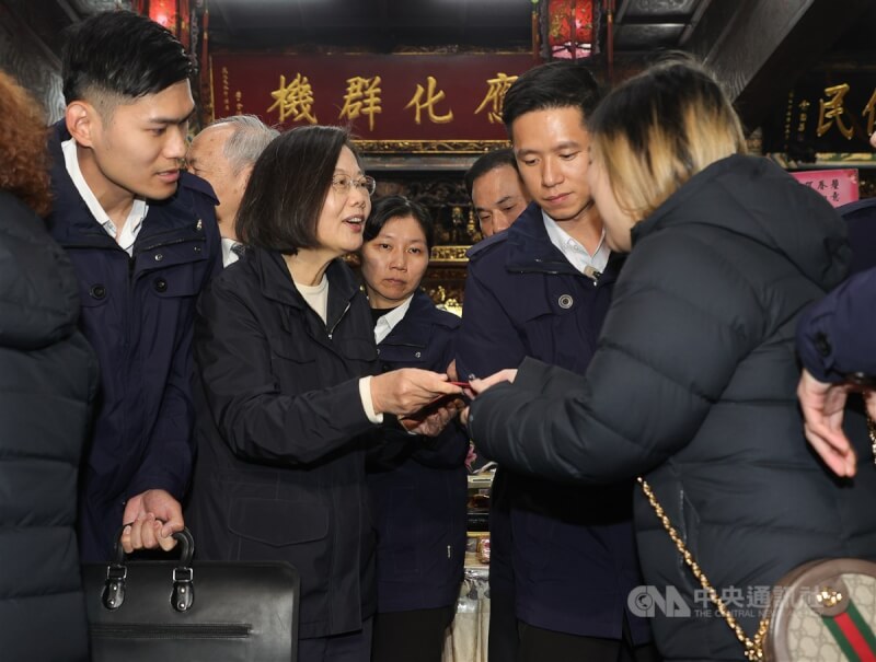 農曆新年到來，總統蔡英文（前左2）10日到台北覺修宮參香，並發放新春福袋給民眾。中央社記者謝佳璋攝 113年2月10日