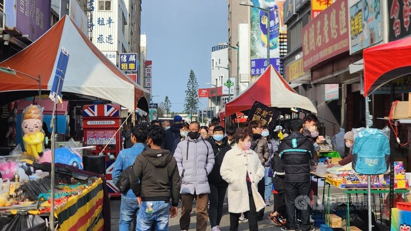 澎湖馬公城隍廟春節一條街市集10日登場,難得陽光露臉,整條街湧現走春人潮。中央社 113年2月10日