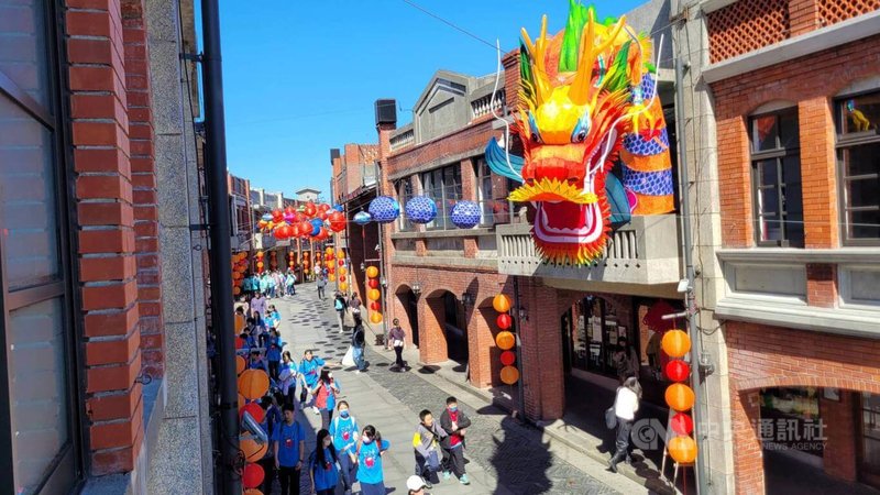 農曆新年到來，國立傳統藝術中心宜蘭傳藝園區在園區文昌街推出近百公尺的飛龍裝置藝術，增添喜氣。中央社記者沈如峰宜蘭縣攝  113年2月10日