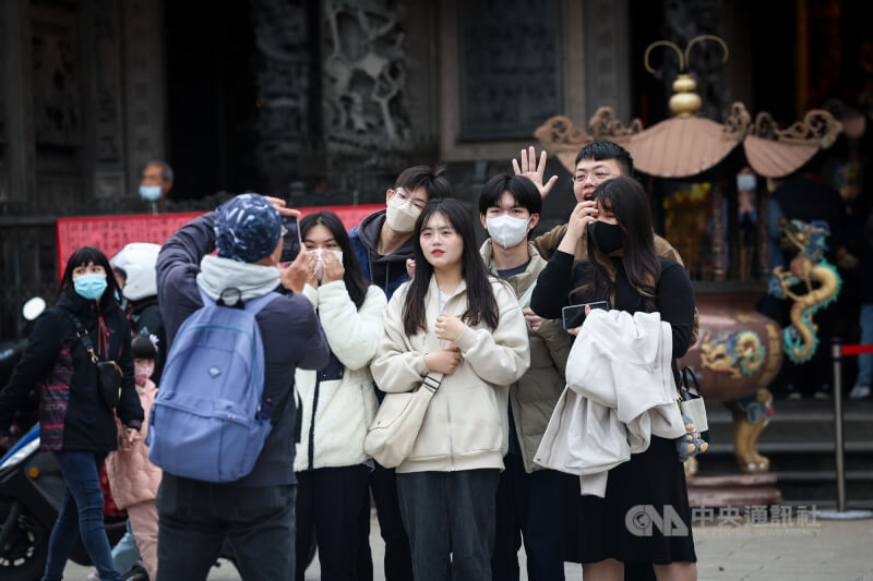 圖為民眾穿著保暖在新北三峽祖師廟外拍照。（中央社檔案照片）