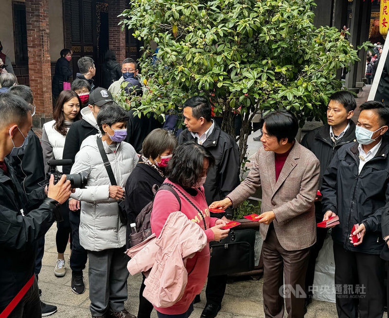 總統當選人賴清德（前右2）10日前往台北市保安宮參香祈福，並發放一元福袋給民眾。中央社記者王承中攝  113年2月10日