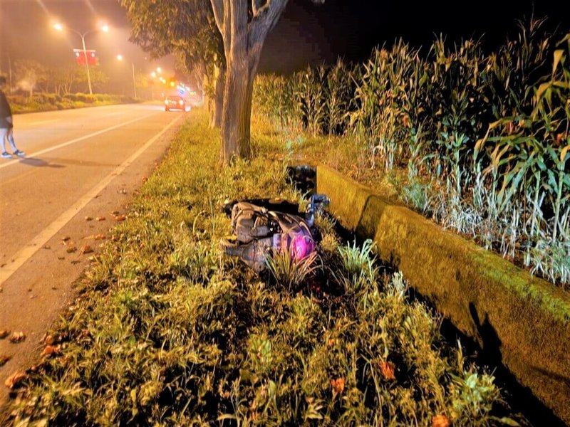 花蓮縣壽豐鄉台11丙線溪口路段11日凌晨有民眾發現車尾燈仍亮著的路倒機車，下車查看，驚見男子倒臥水溝內，警消到場救起已無呼吸心跳男子，送醫仍宣告不治。（民眾提供）中央社記者李先鳳傳真 113年2月11日