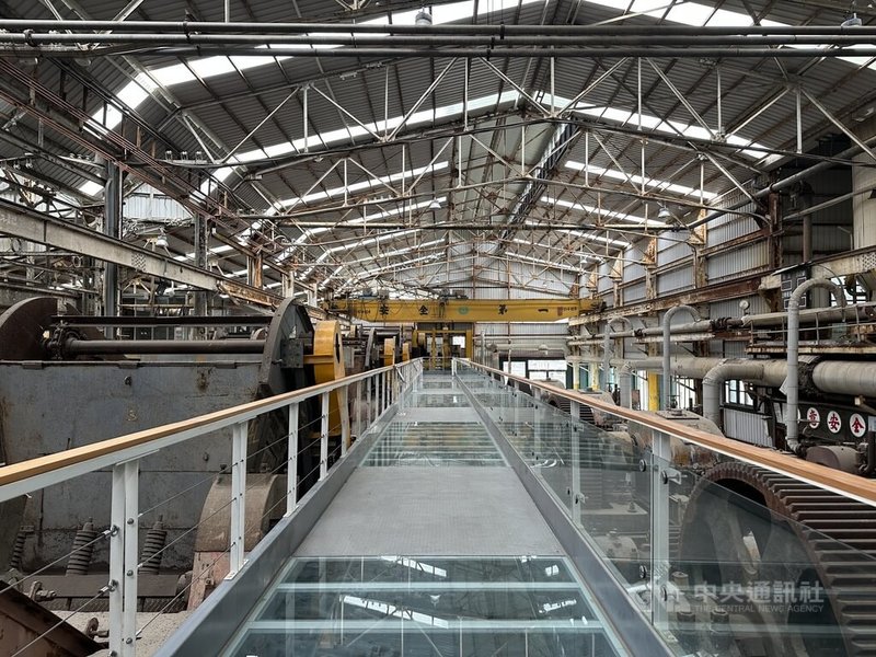 百年蒜頭糖廠雖已沒在製糖,但廠區完整保存超過1世紀的製糖設備,近年搭設近1層樓高的透明玻璃廊道,民眾可預約參觀,並由導覽人員解說善用資源循環的製糖流程。中央社記者曾智怡攝 113年2月11日